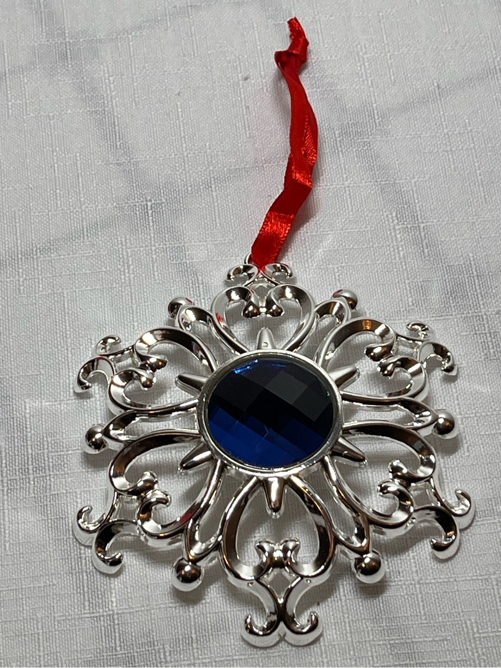 New LENOX Silver Filigree Snowflake Holiday Ornament with Deep Blue Gem
Box incl